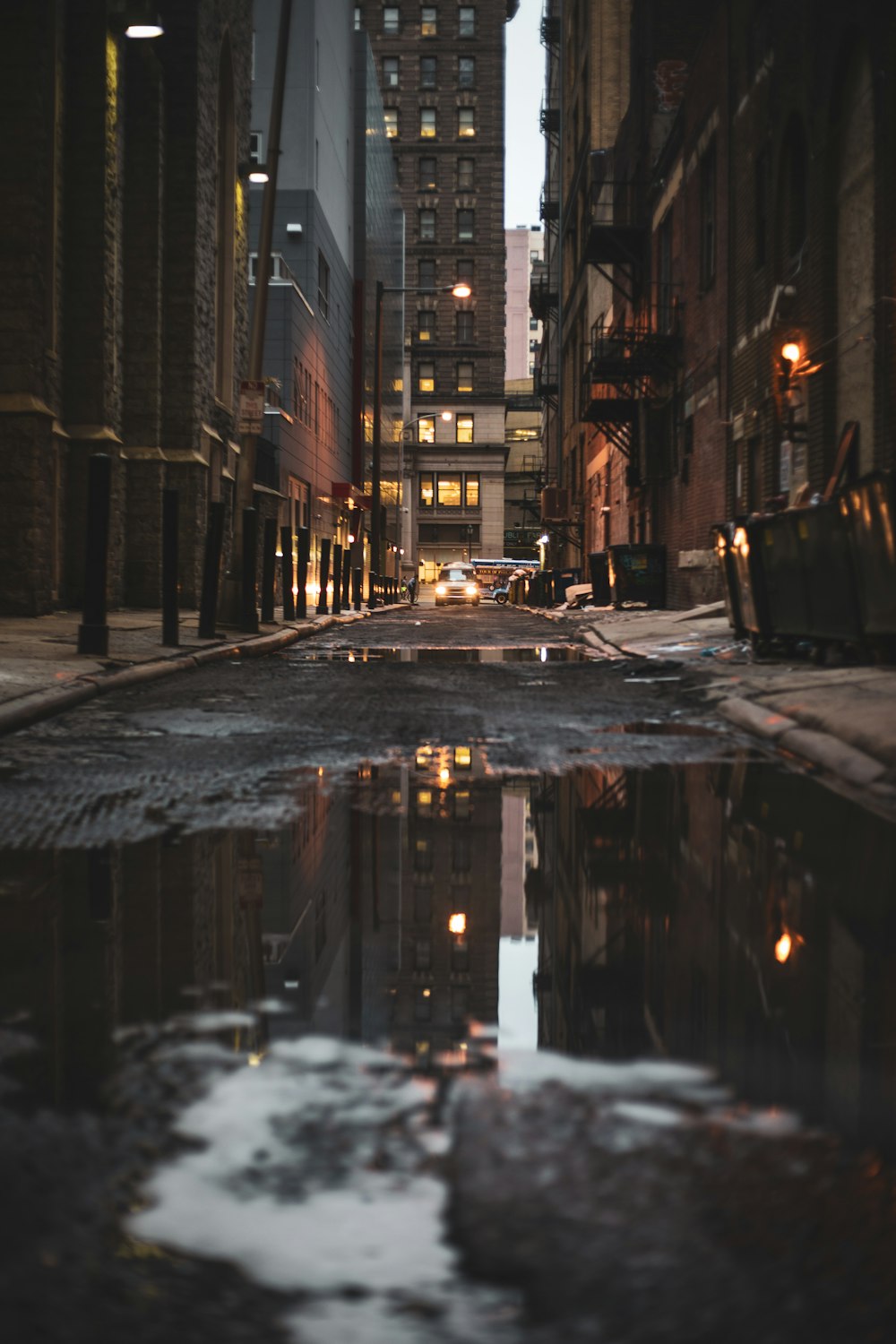 Una calle de la ciudad con charcos de agua en el suelo