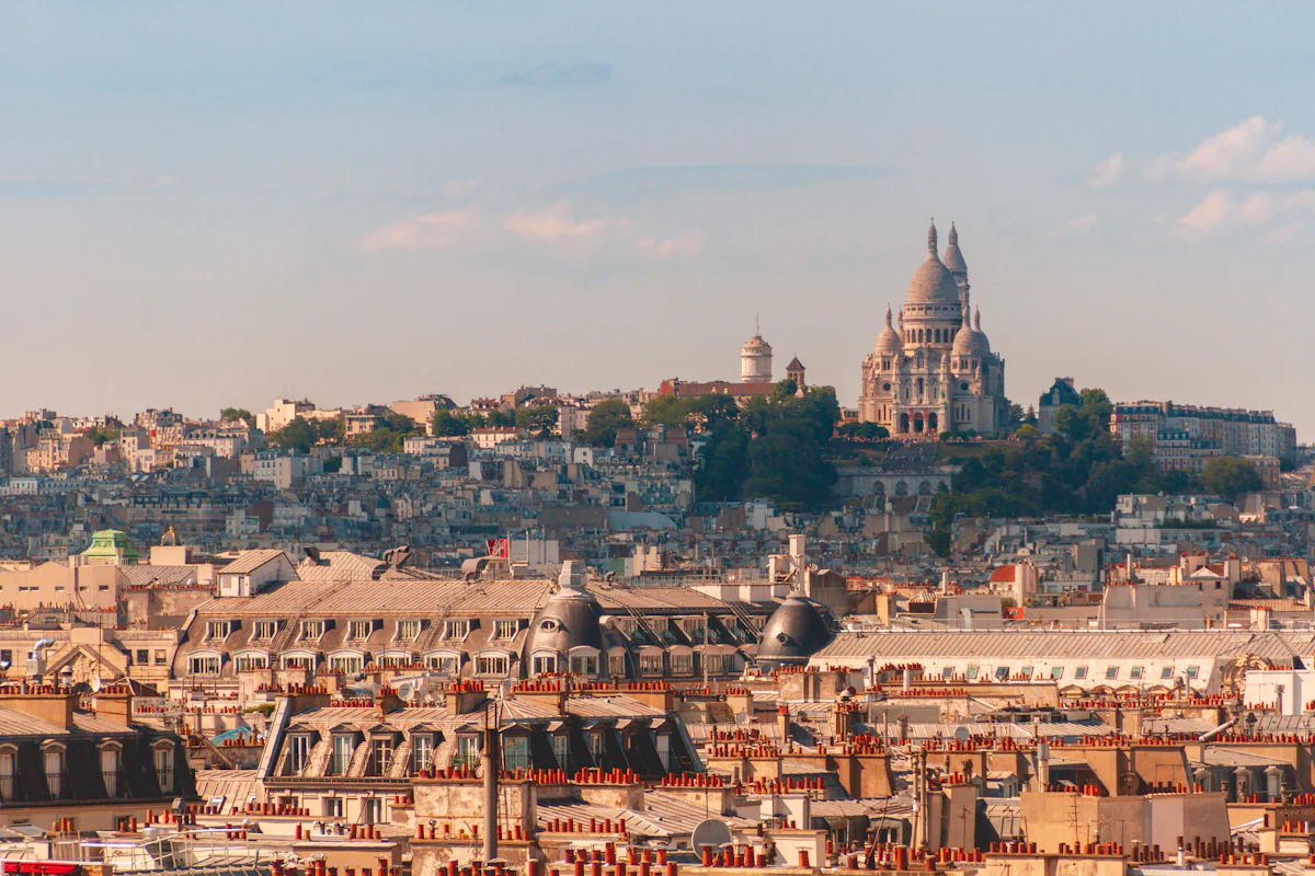 Toits de zinc de Paris, le Sacré-Cœur à l'horizon