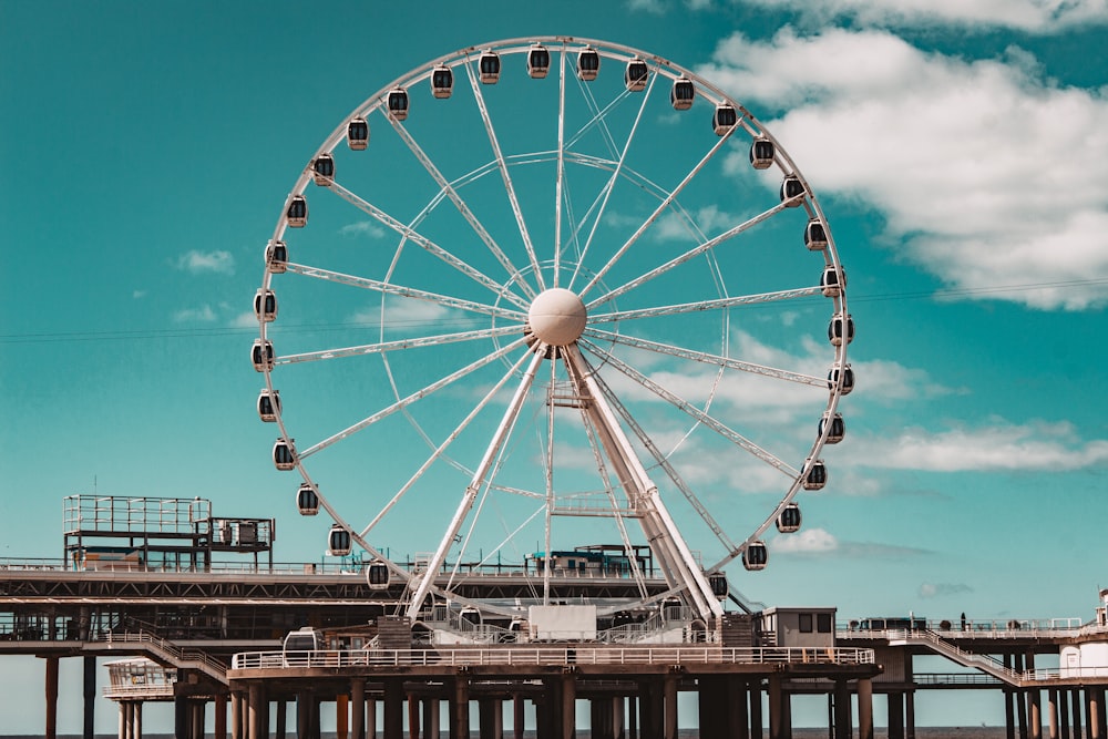 une grande roue posée au sommet d’une jetée