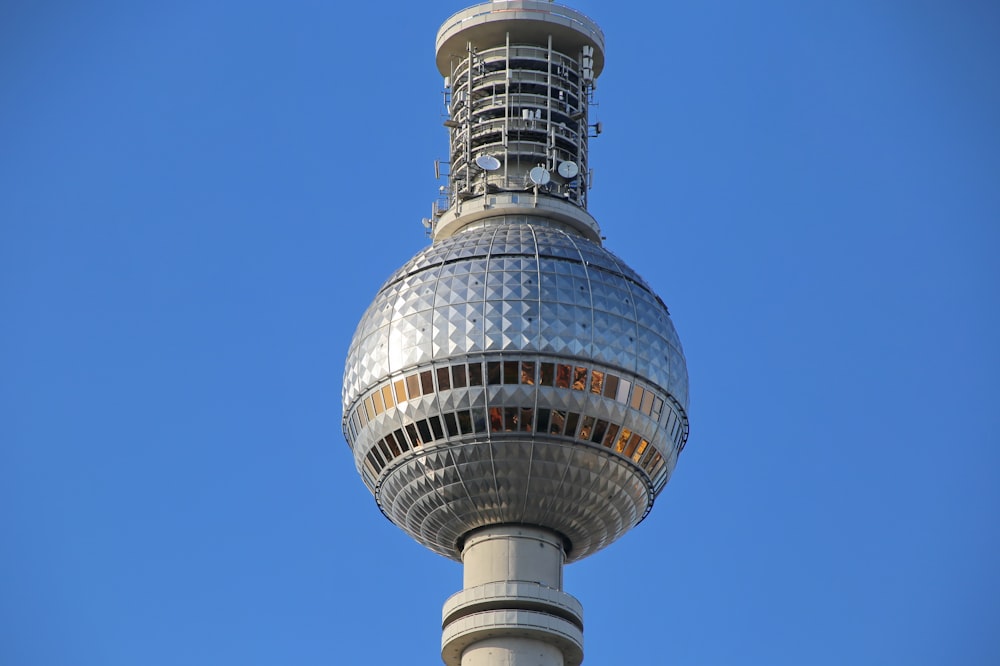 Torre redonda blanca y plateada