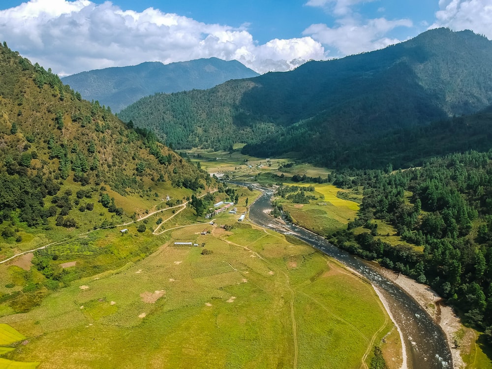 Campo de hierba verde y montaña durante el día