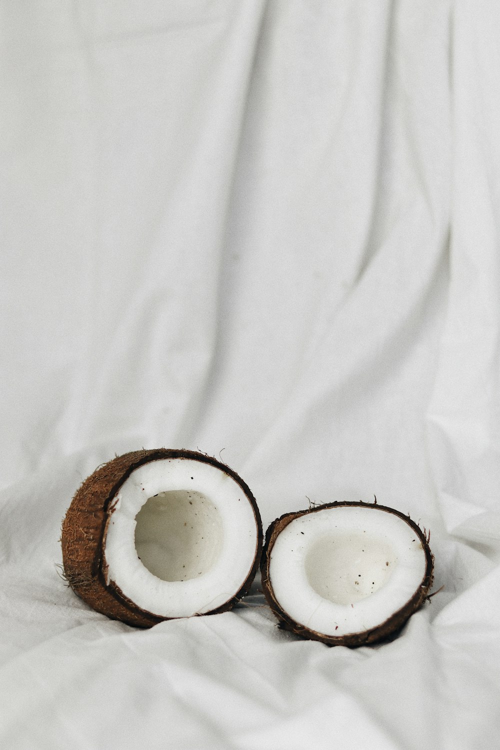 2 cuencos de cerámica blanca sobre bandeja de madera marrón