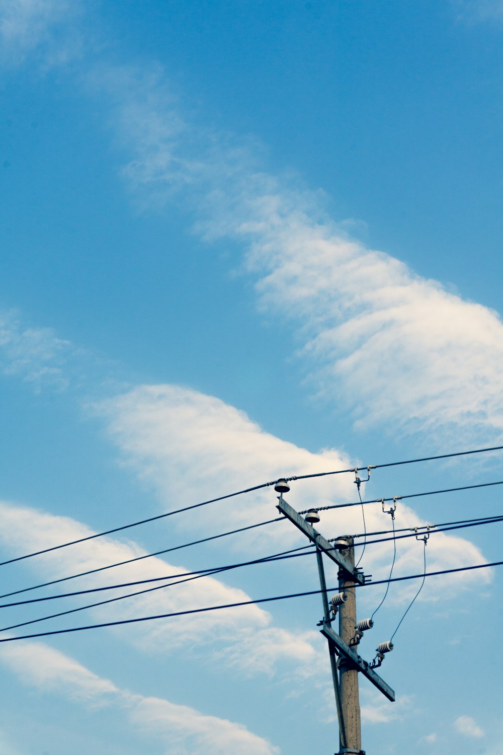 昼間の白い雲と青い空