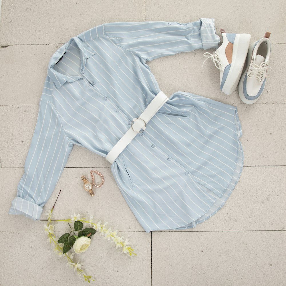 파란색과 흰색 줄무늬 긴 소매 셔츠