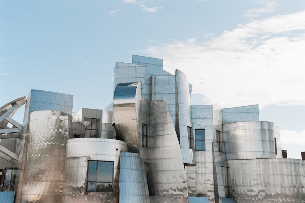 Edificio de hormigón azul y blanco bajo el cielo azul durante el día