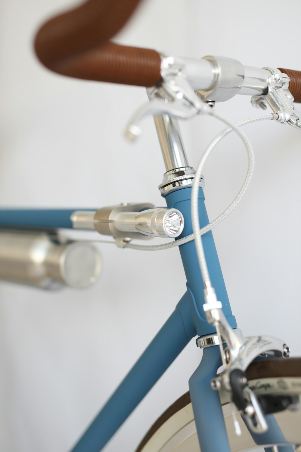파란색과 은색 자전거 핸들 바