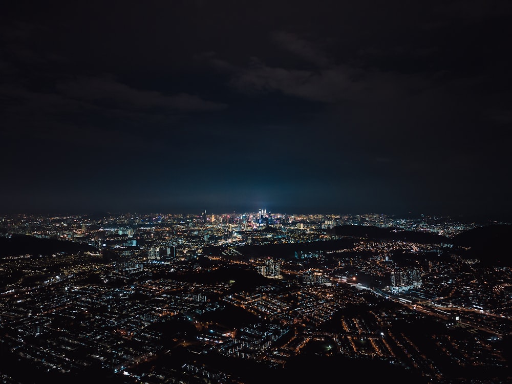Luftaufnahme der Stadt bei Nacht