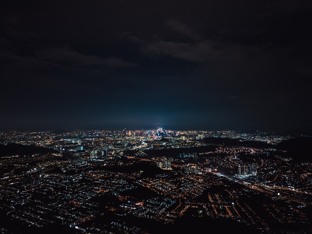 Veduta aerea della città durante la notte