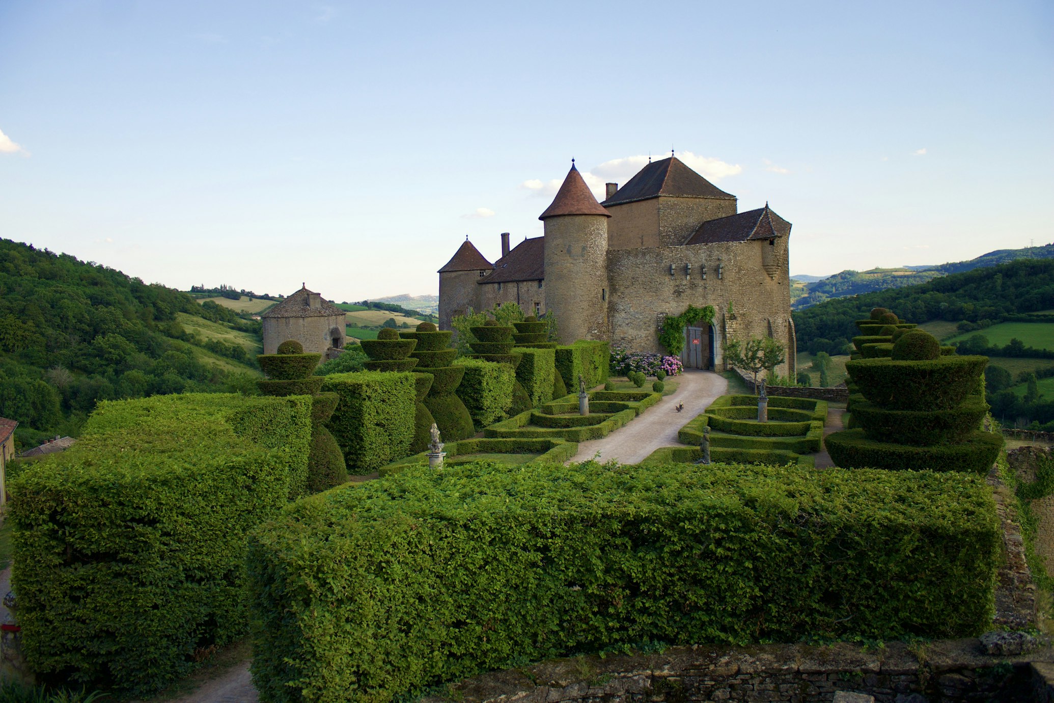 un castello circondato da giardini curati in borgogna