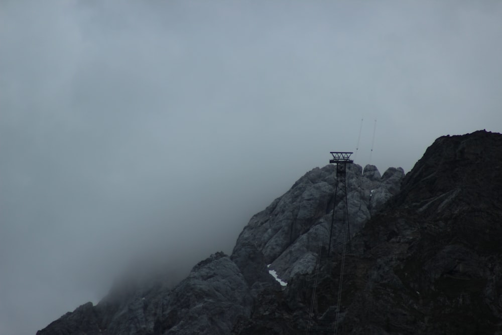 montagne blanche et noire sous le ciel blanc pendant la journée