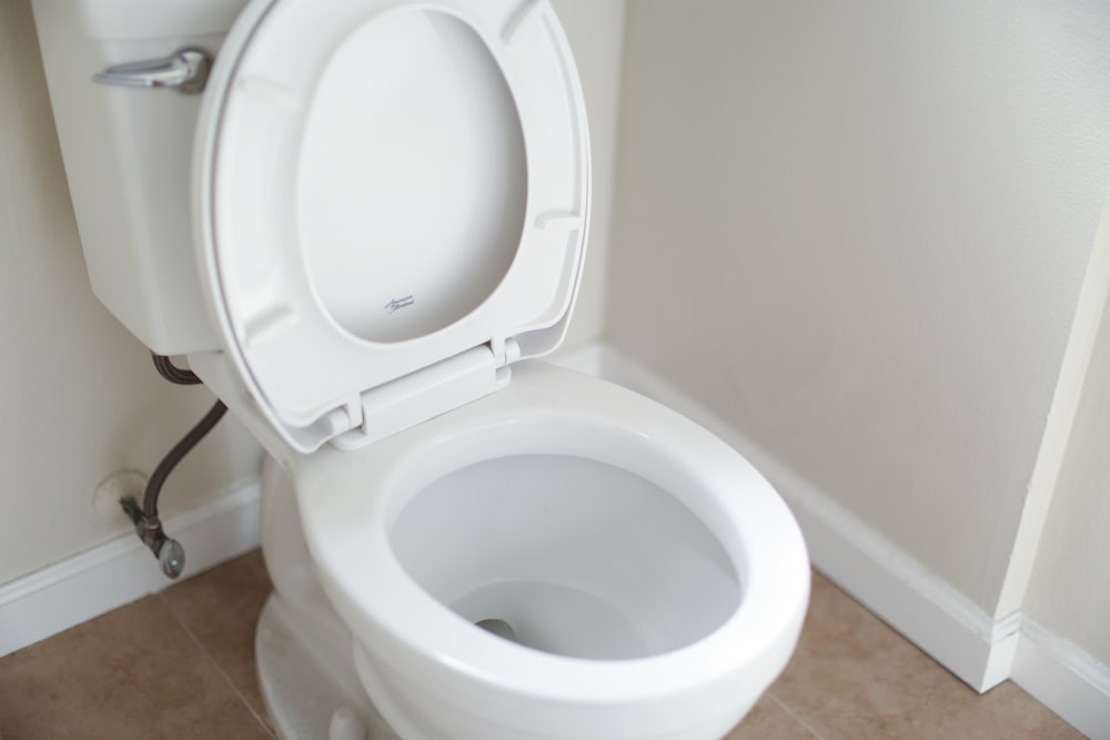 weiße Keramik-Toilettenschüssel mit Deckel