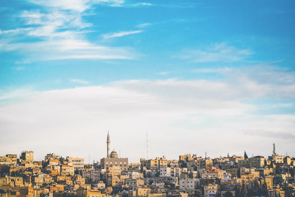 edifici della città sotto il cielo blu durante il giorno