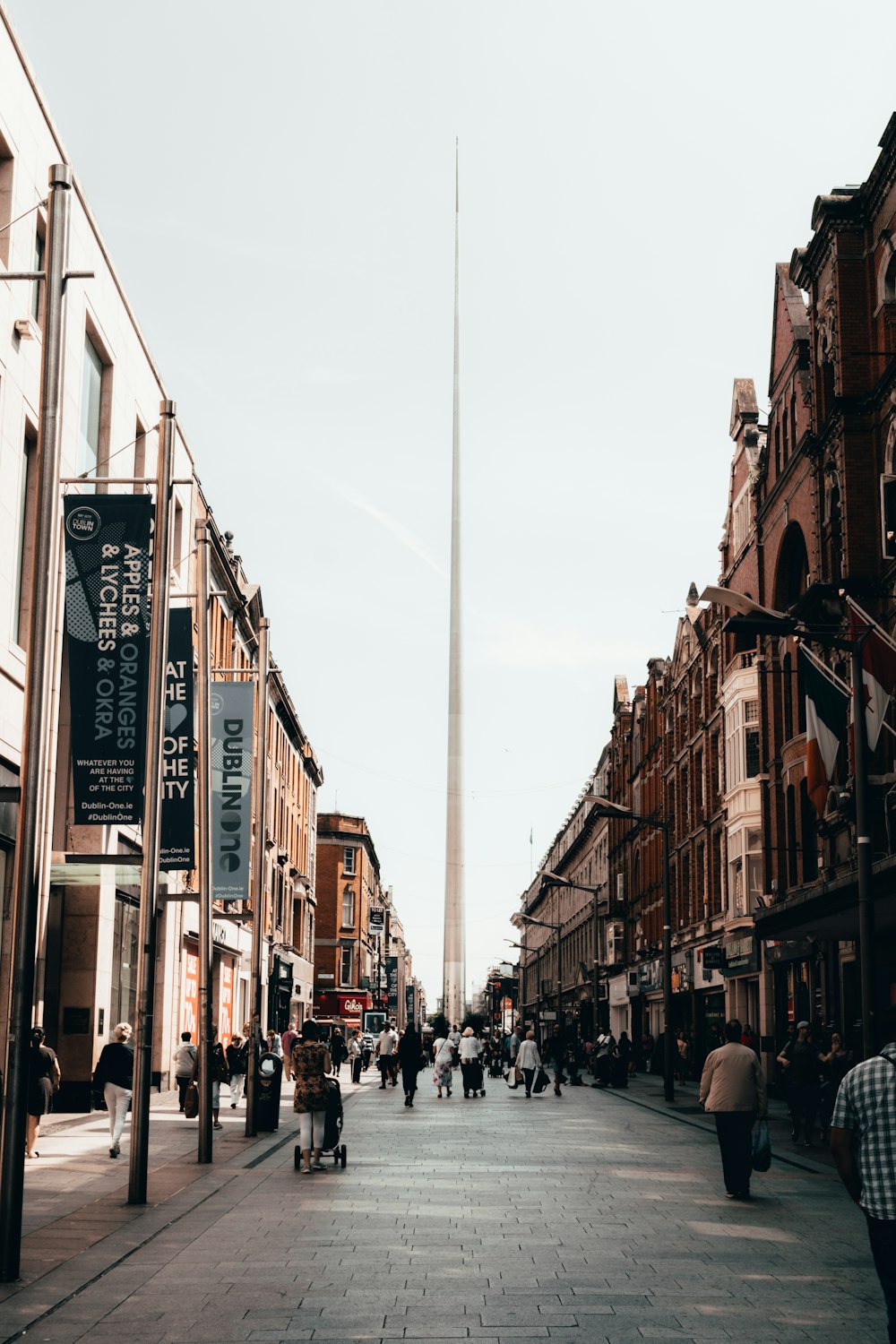 persone che camminano per strada tra gli edifici durante il giorno