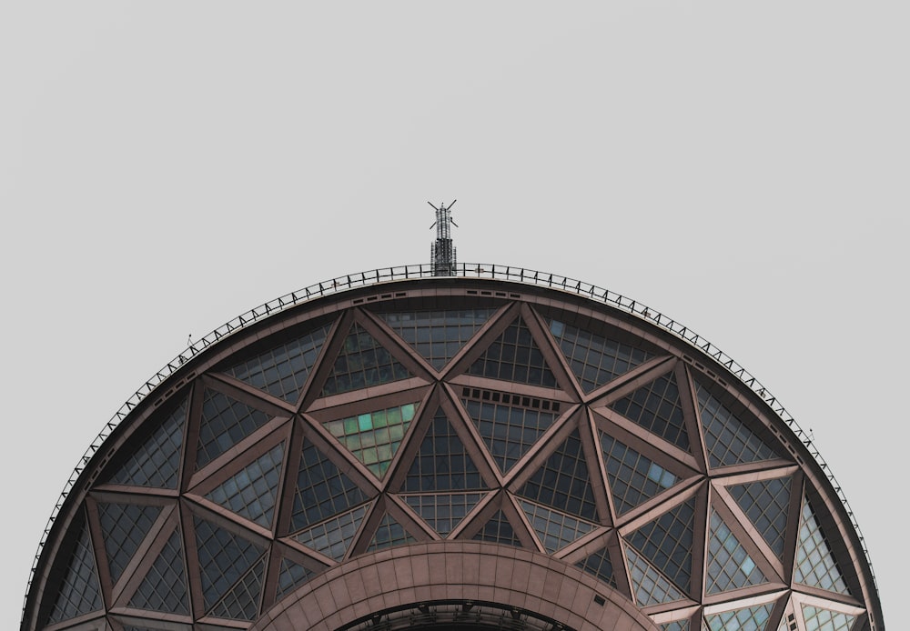 Edificio verde e marrone sotto il cielo bianco durante il giorno