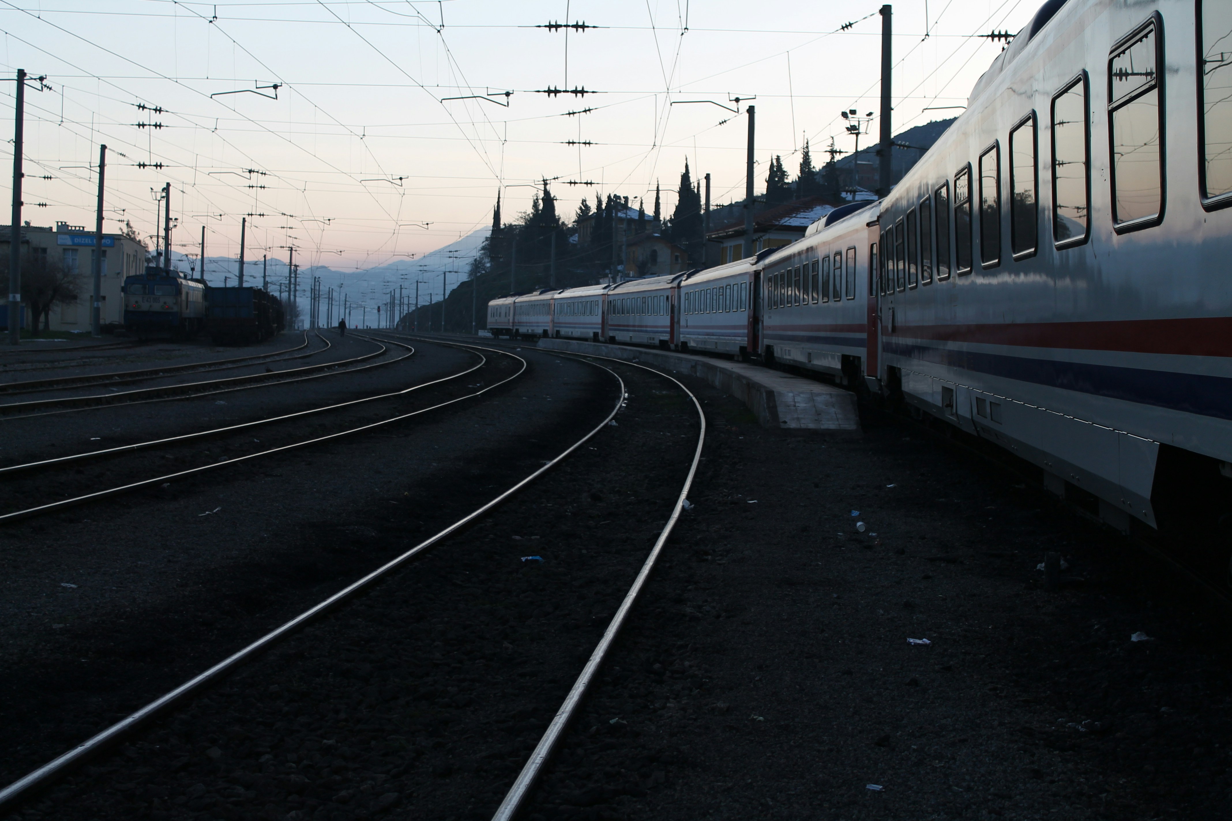 Train rouge et blanc sur le chemin de fer pendant la journée