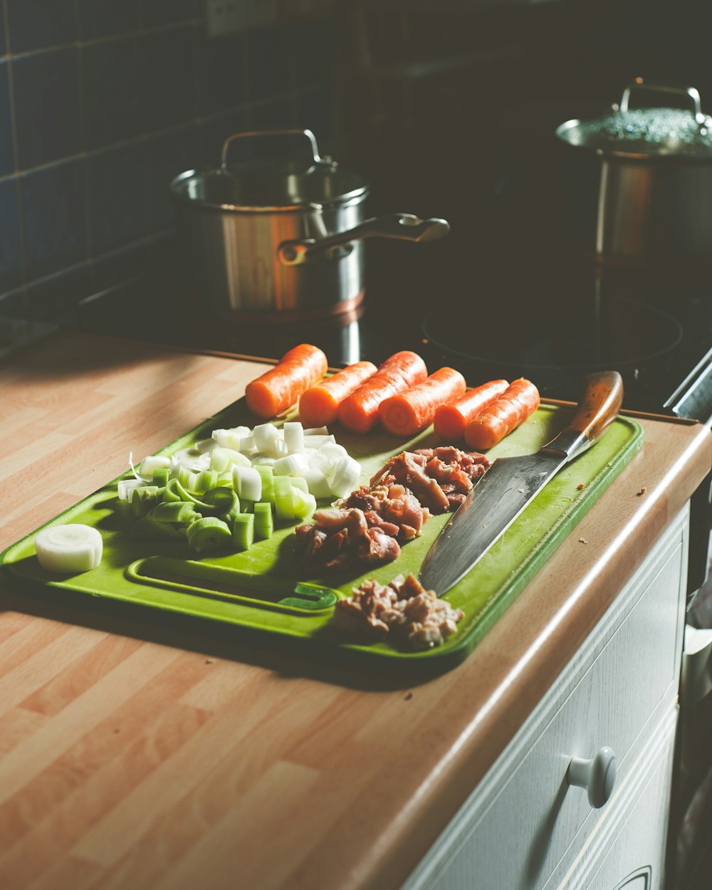 Tranches de tomate et de légumes verts sur assiette en céramique verte