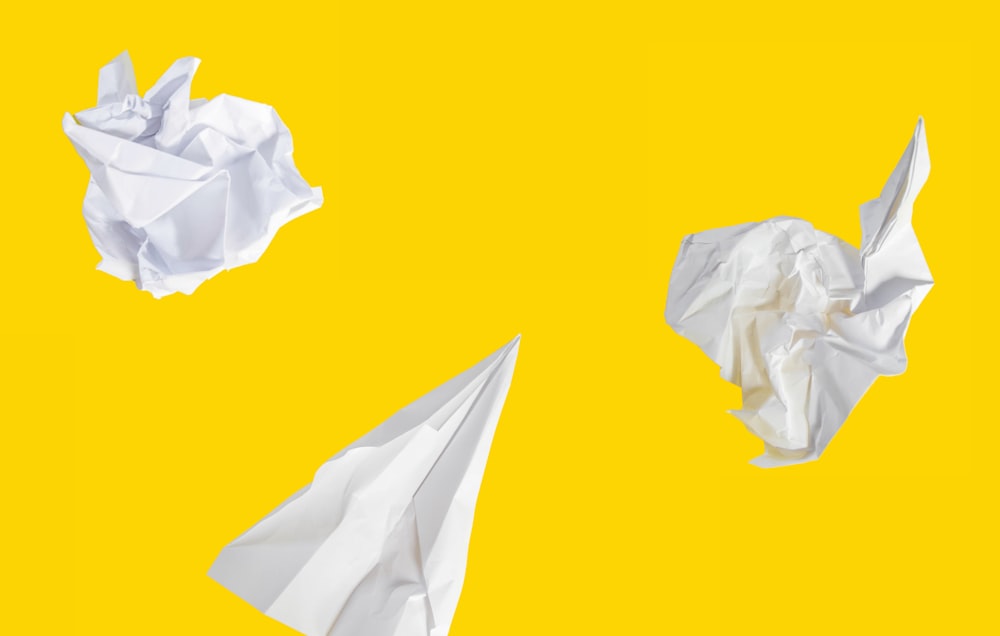 Papel blanco sobre fondo amarillo