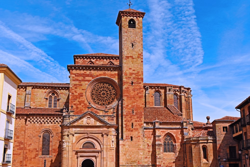 edificio in cemento marrone sotto il cielo blu durante il giorno