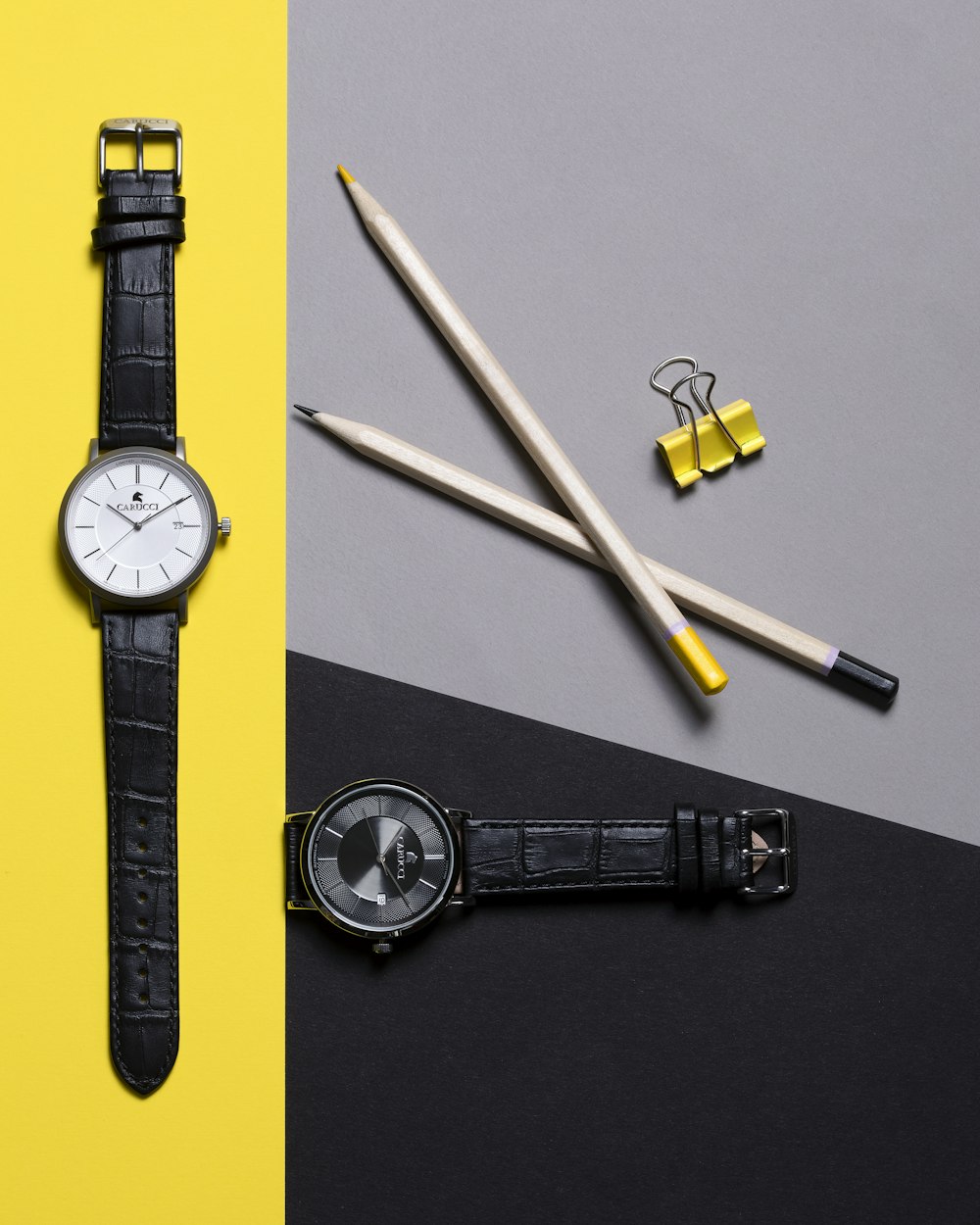 relógio analógico preto e amarelo com pulseira amarela e preta