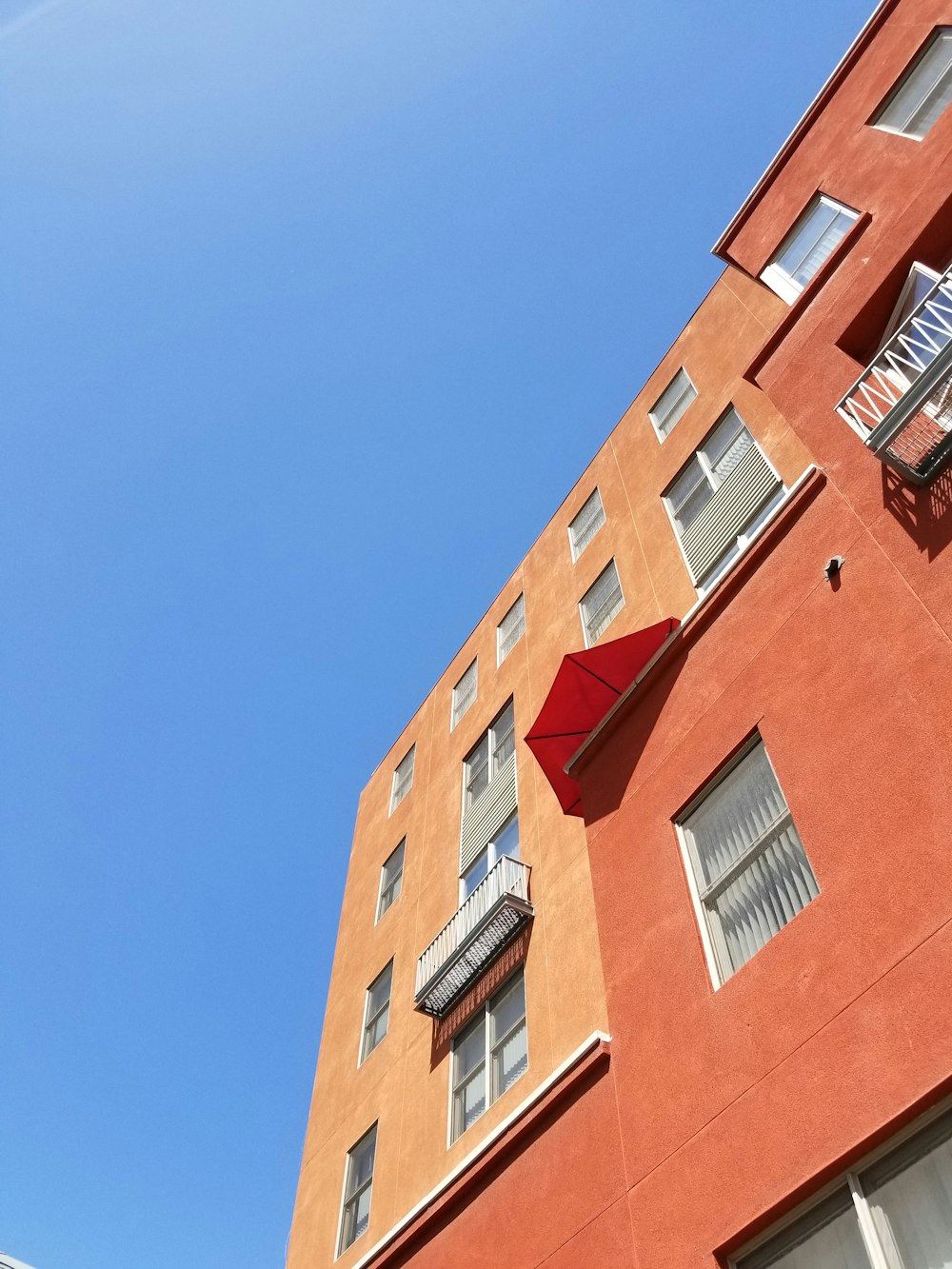 Edificio de hormigón marrón bajo el cielo azul durante el día