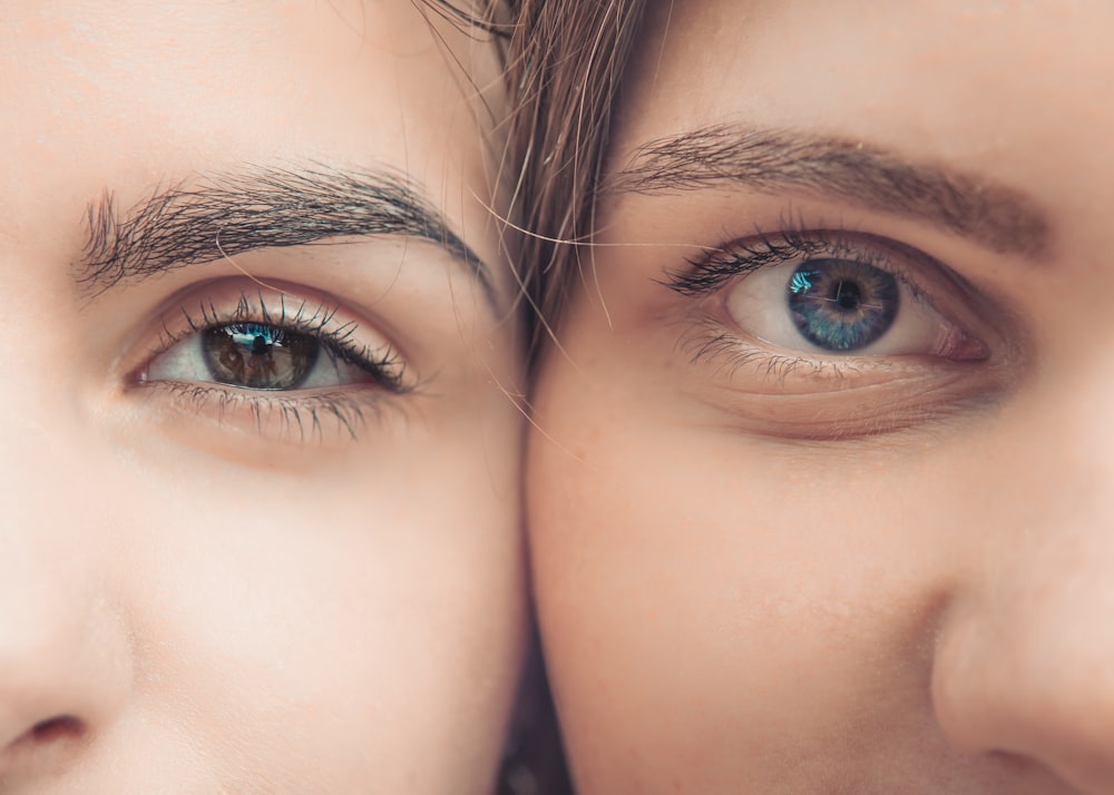 女性の青い目と茶色の目