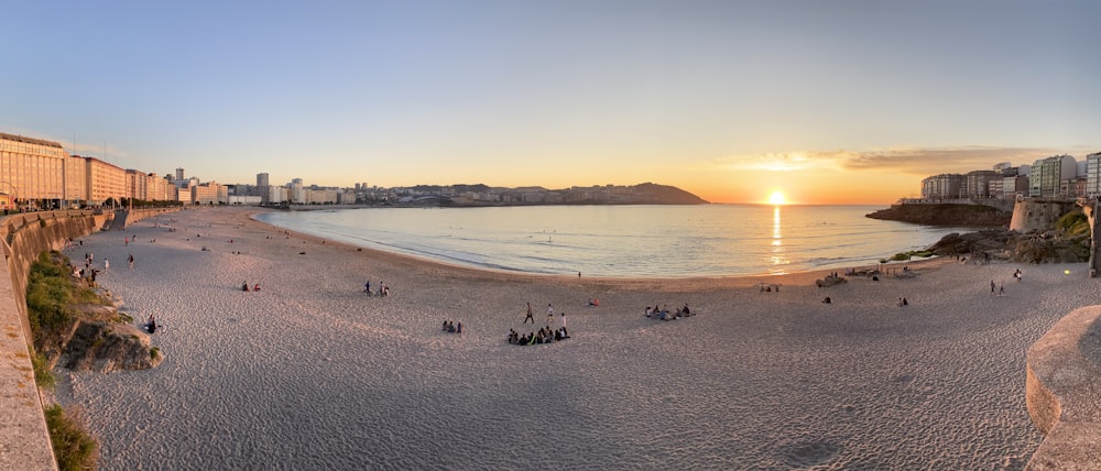 personnes sur la plage au coucher du soleil