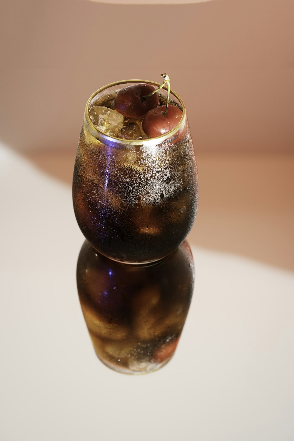 Vaso transparente con líquido rojo