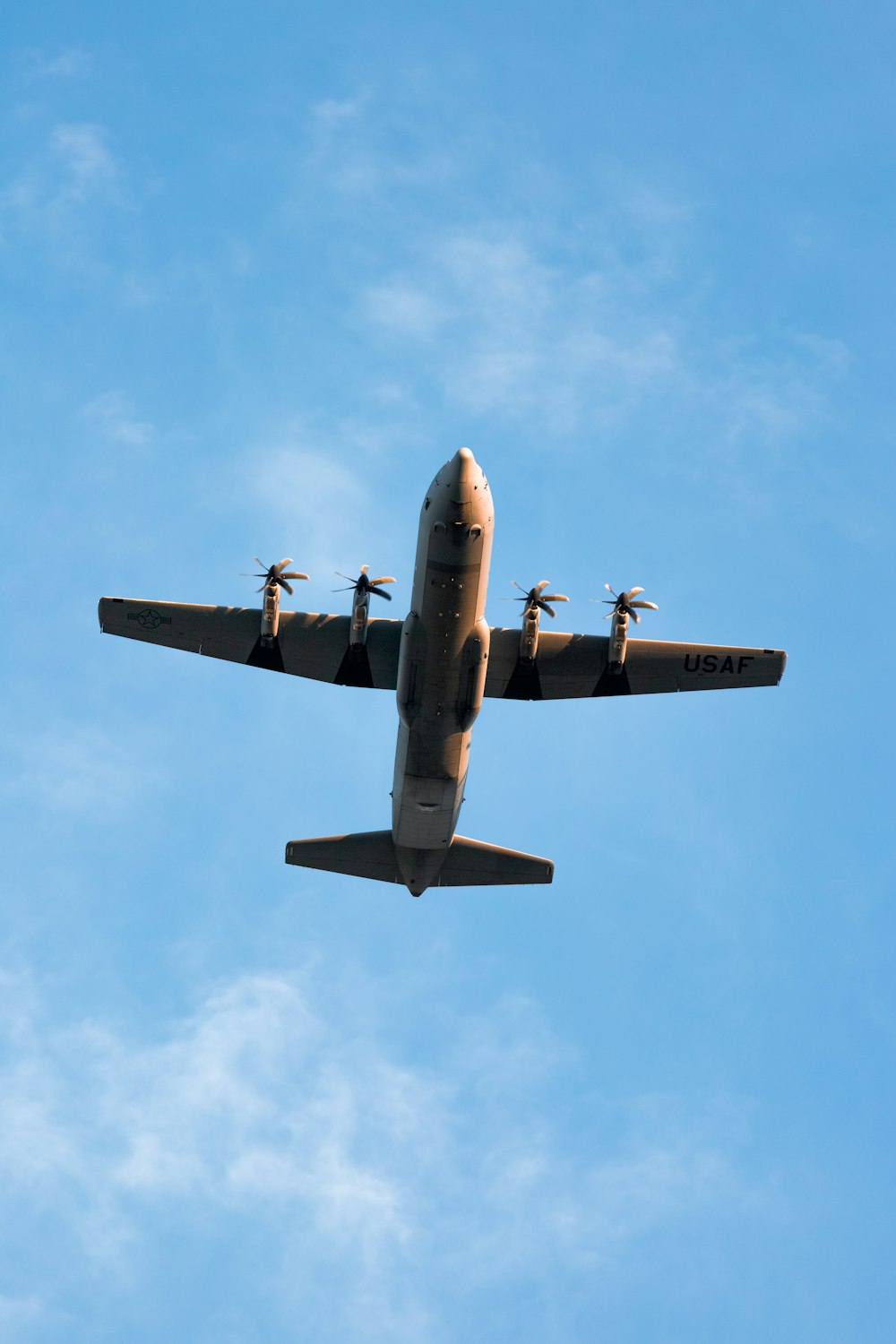 avião a jato preto no ar durante o dia