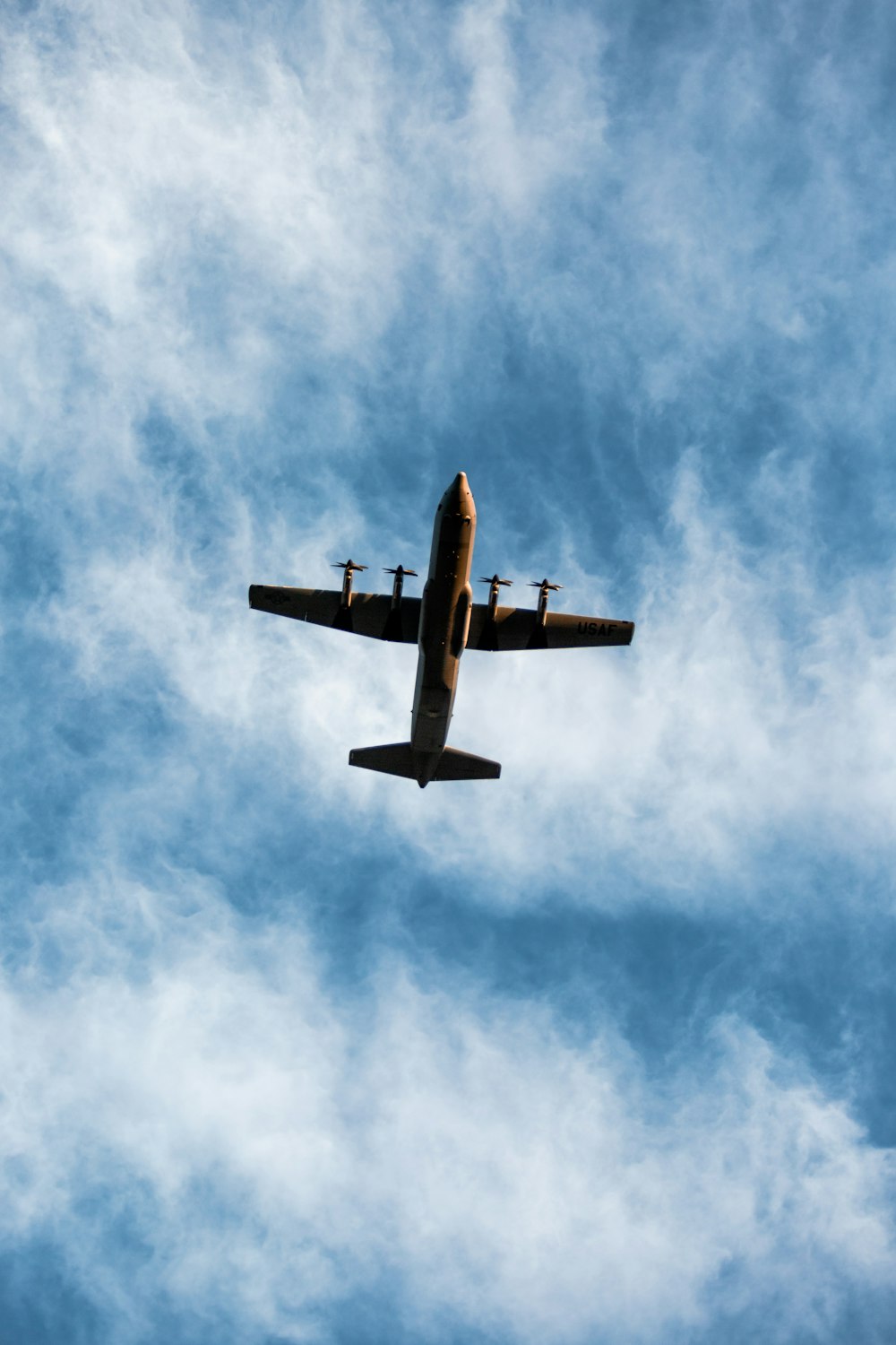 Un aereo sta volando attraverso il cielo blu