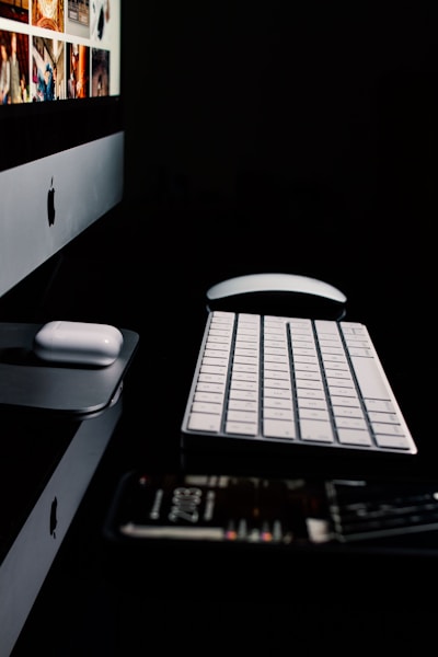 silver imac beside apple magic mouse and keyboard