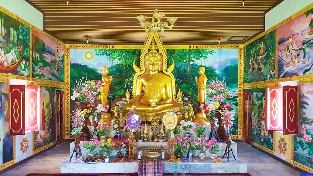estátua dourada de buddha na mesa