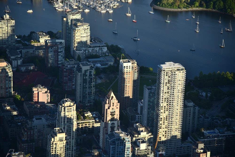 Vista aérea de los edificios de la ciudad durante el día