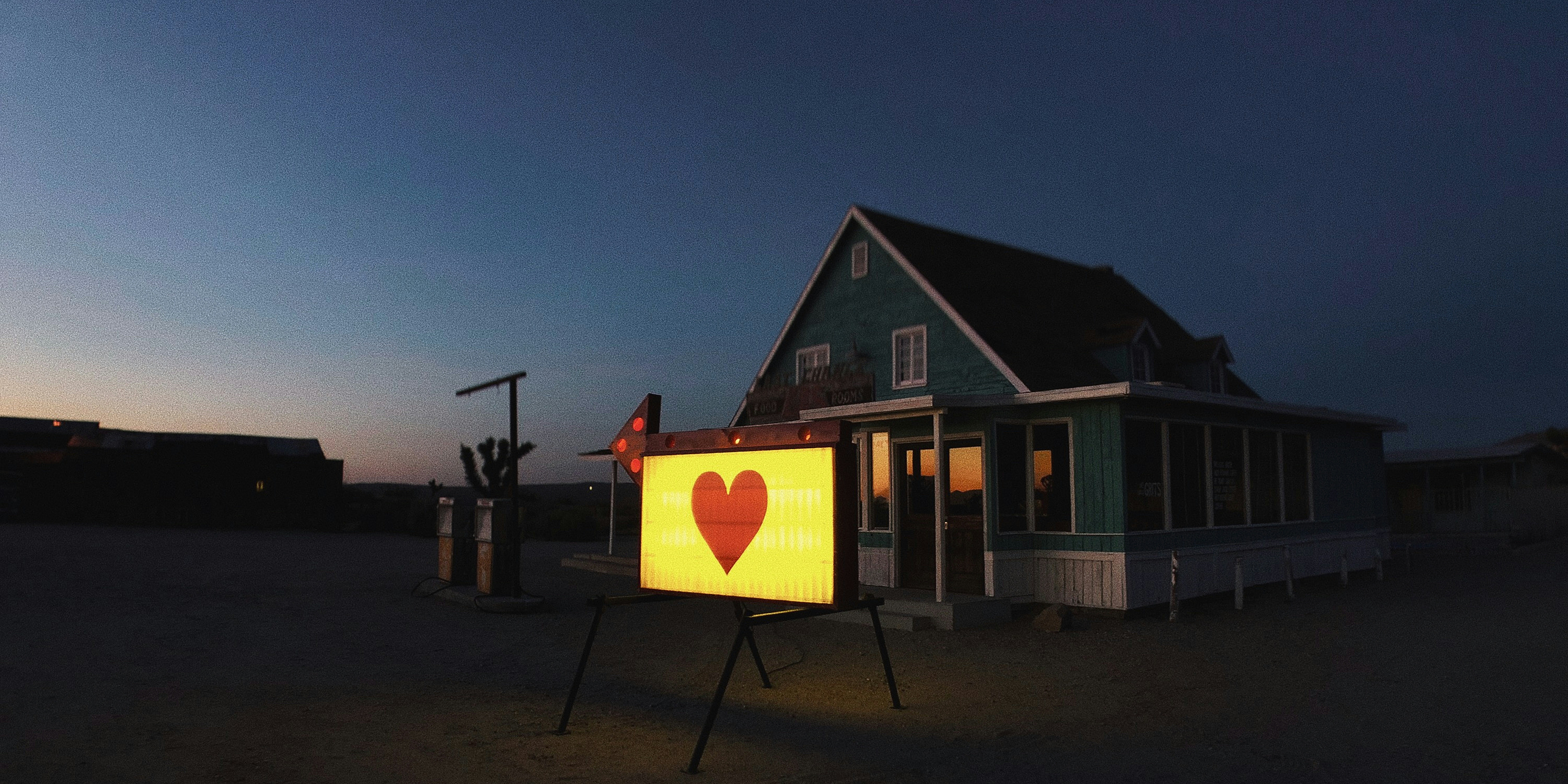 Foto zum Thema Weißes und braunes Holzhaus in der Nacht – Kostenloses ...