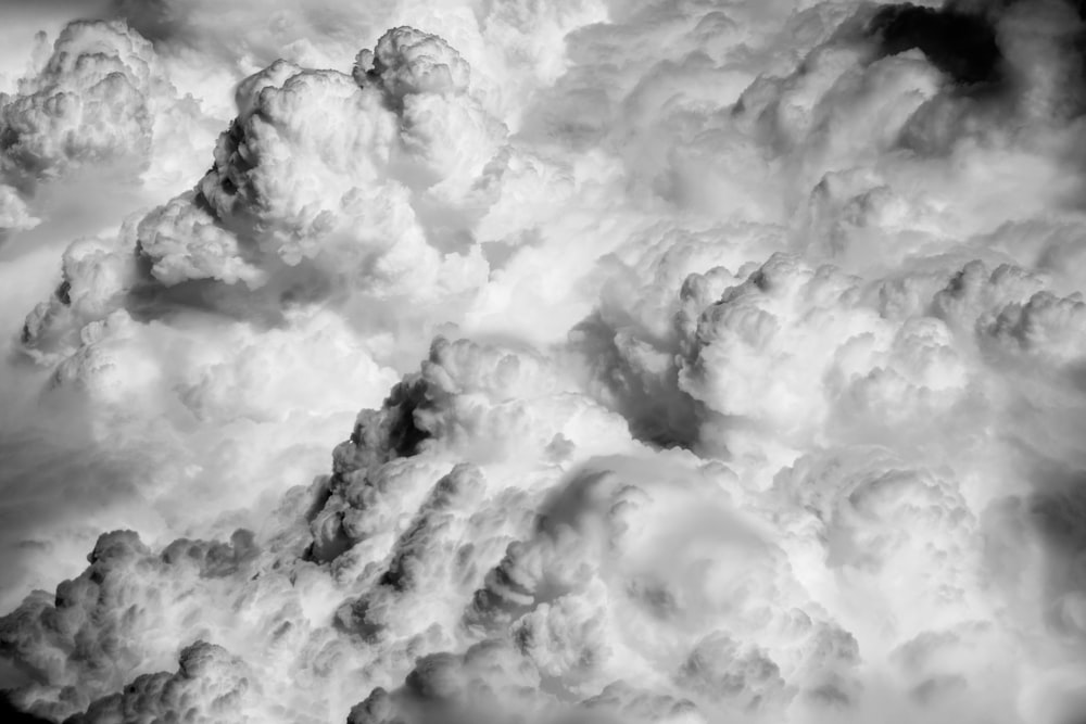 구름과 구름의 그레이스케일 사진