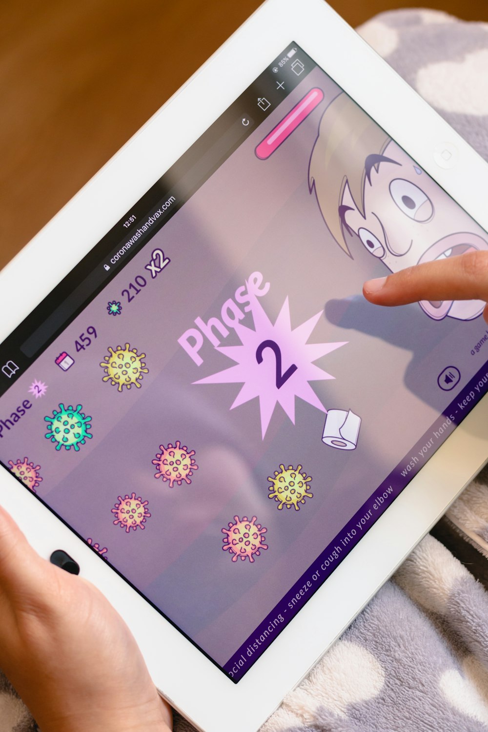 iPad blanco que muestra la aplicación del juego