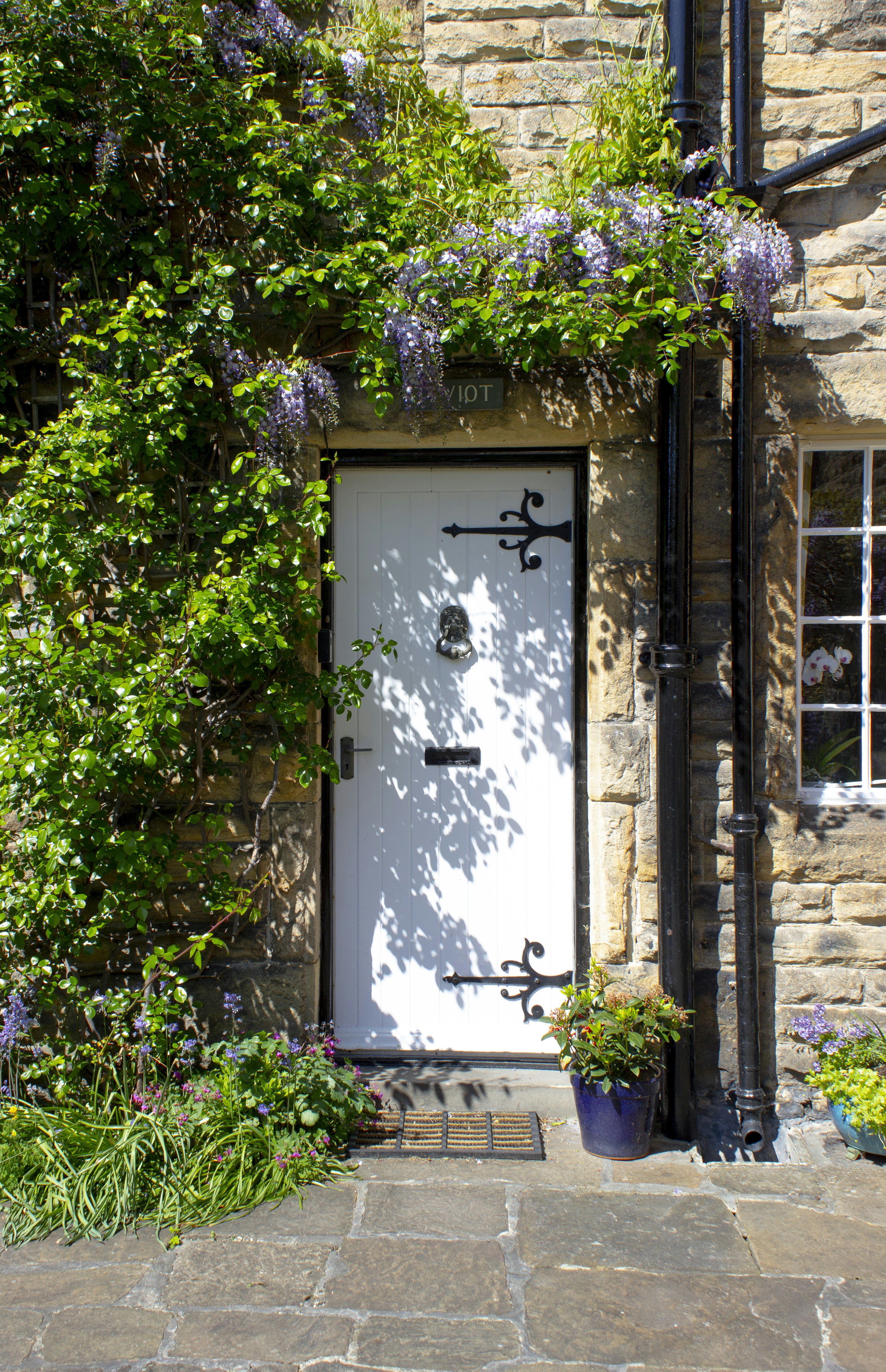 gray computer monitor