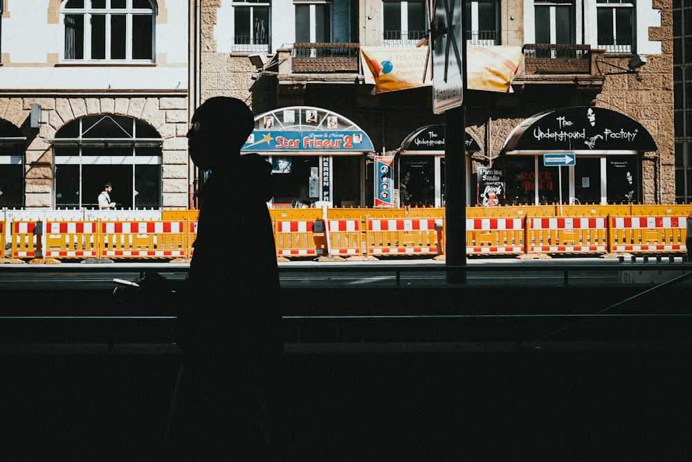 Menschen, die tagsüber auf dem Bürgersteig in der Nähe des Brown Building spazieren gehen