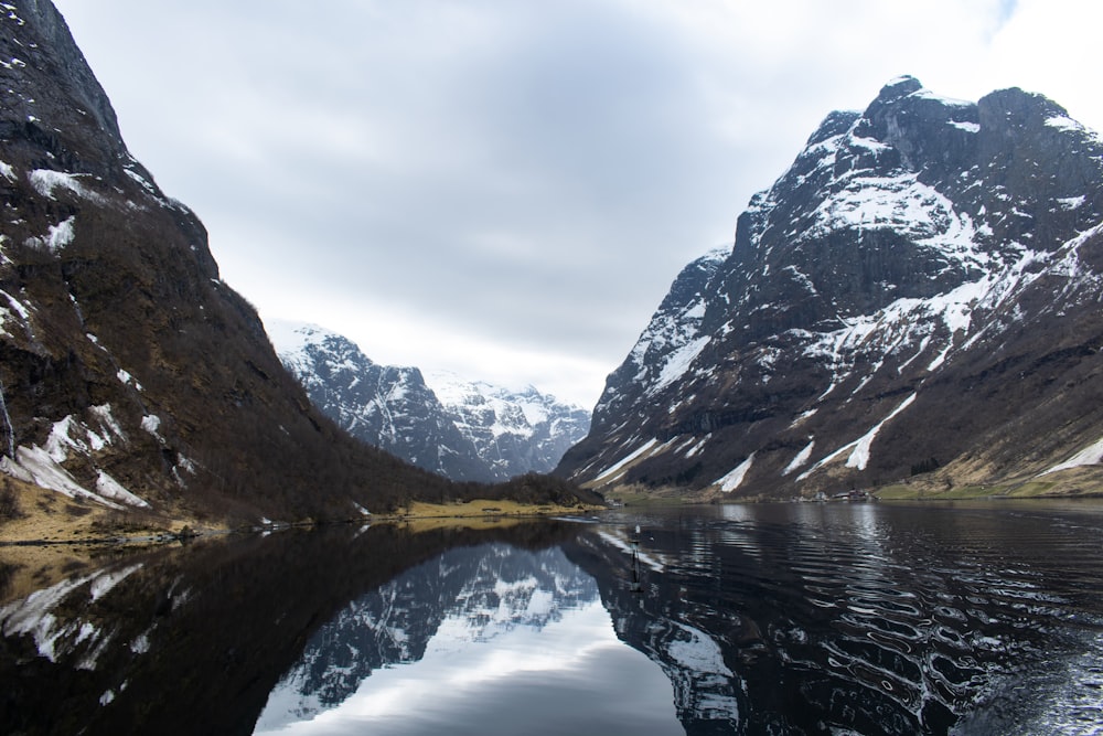 lake in the middle of mountains