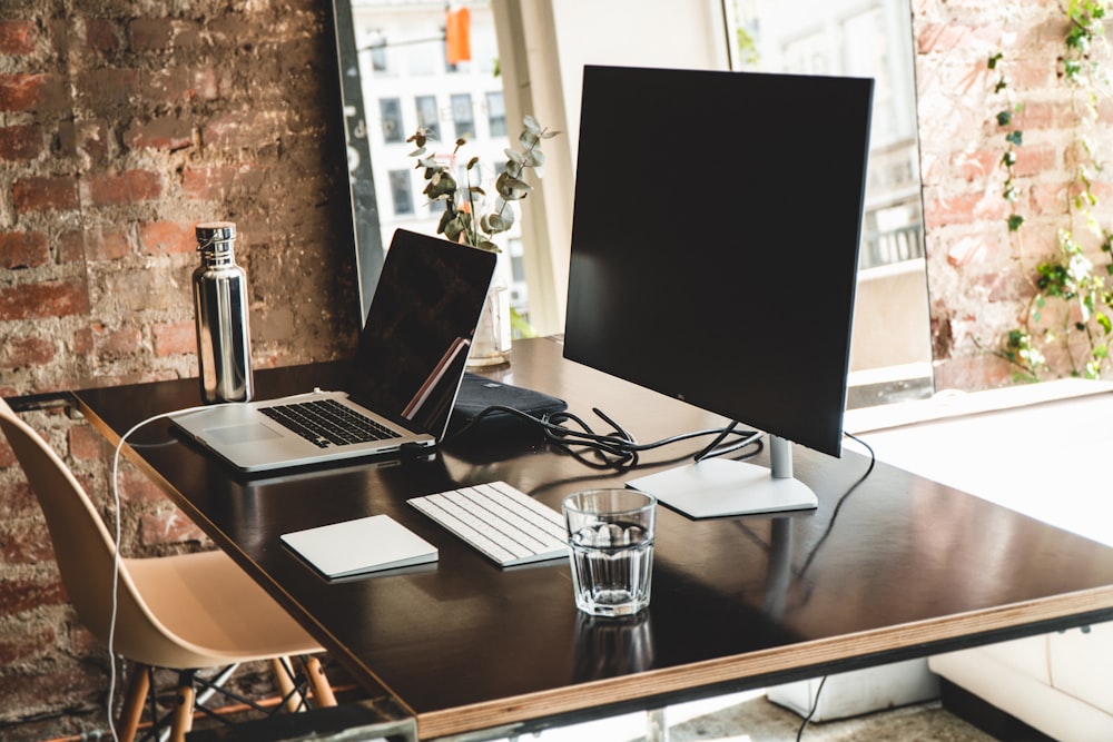 écran plat noir sur un bureau en bois brun