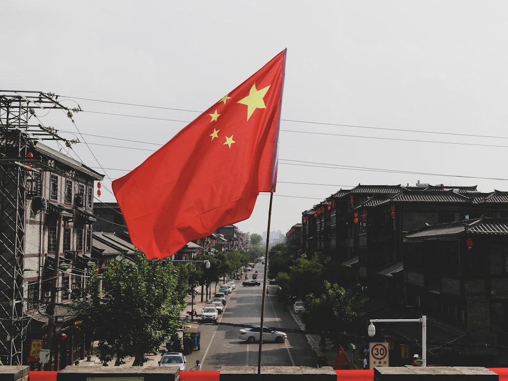 Drapeau rouge et blanc sur le poteau