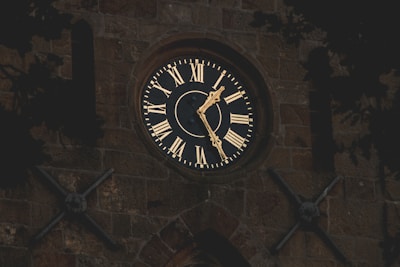 black round analog wall clock at 10 00