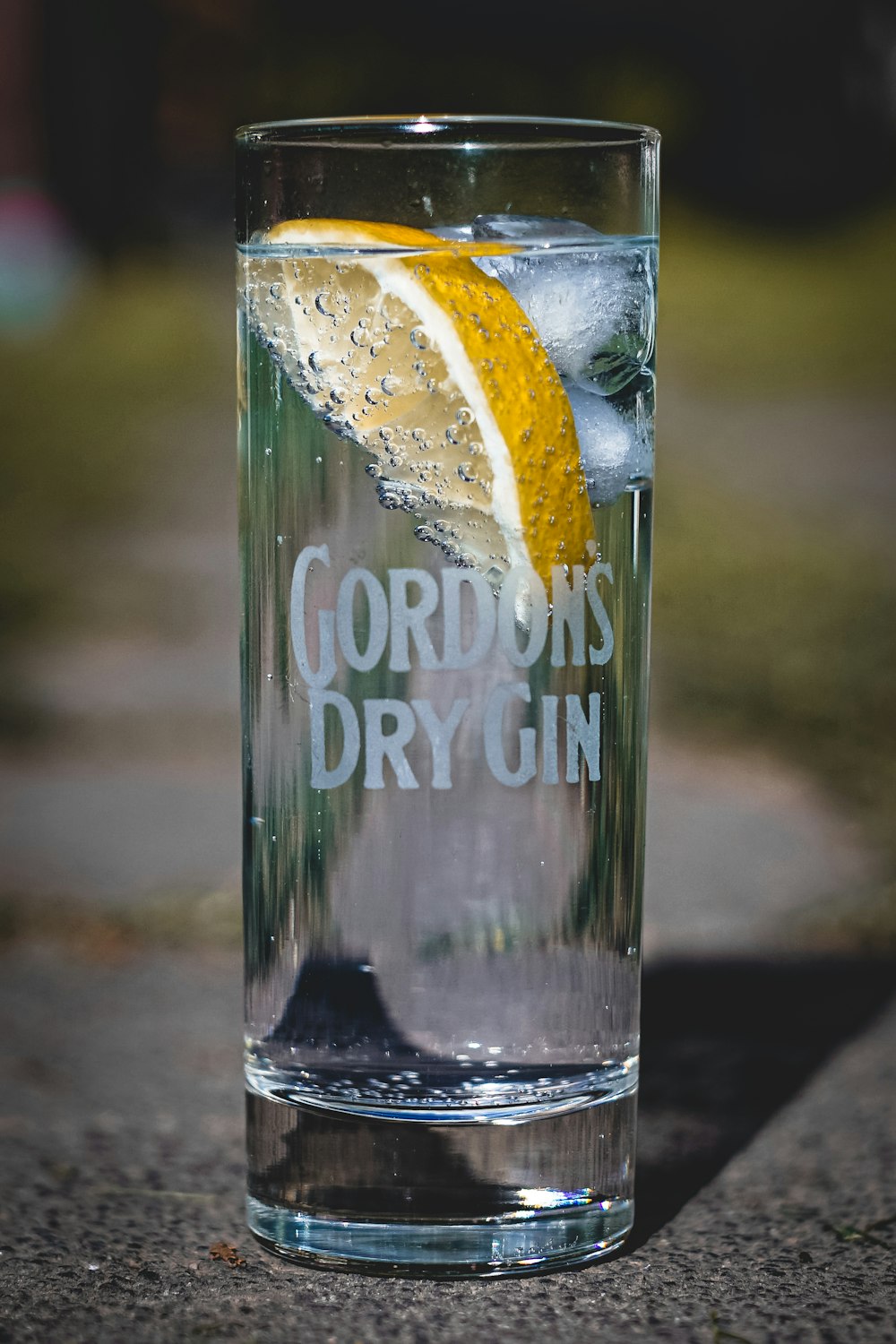 Bouteille en verre transparent avec du jus de citron