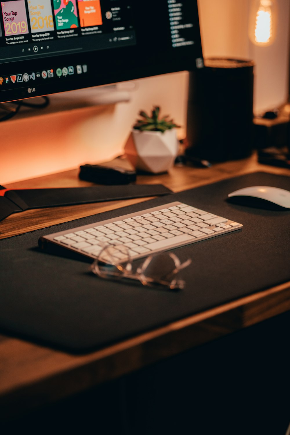 silver imac with apple keyboard and magic mouse