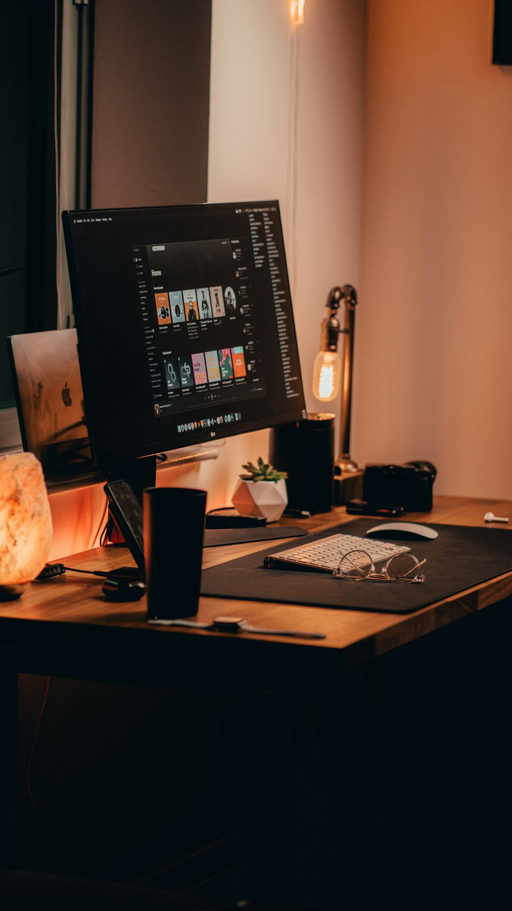 écran plat noir sur un bureau en bois brun