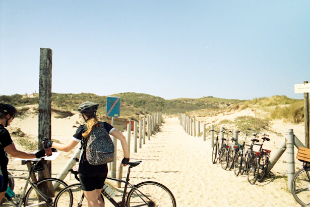un couple a vélo font du sport doux