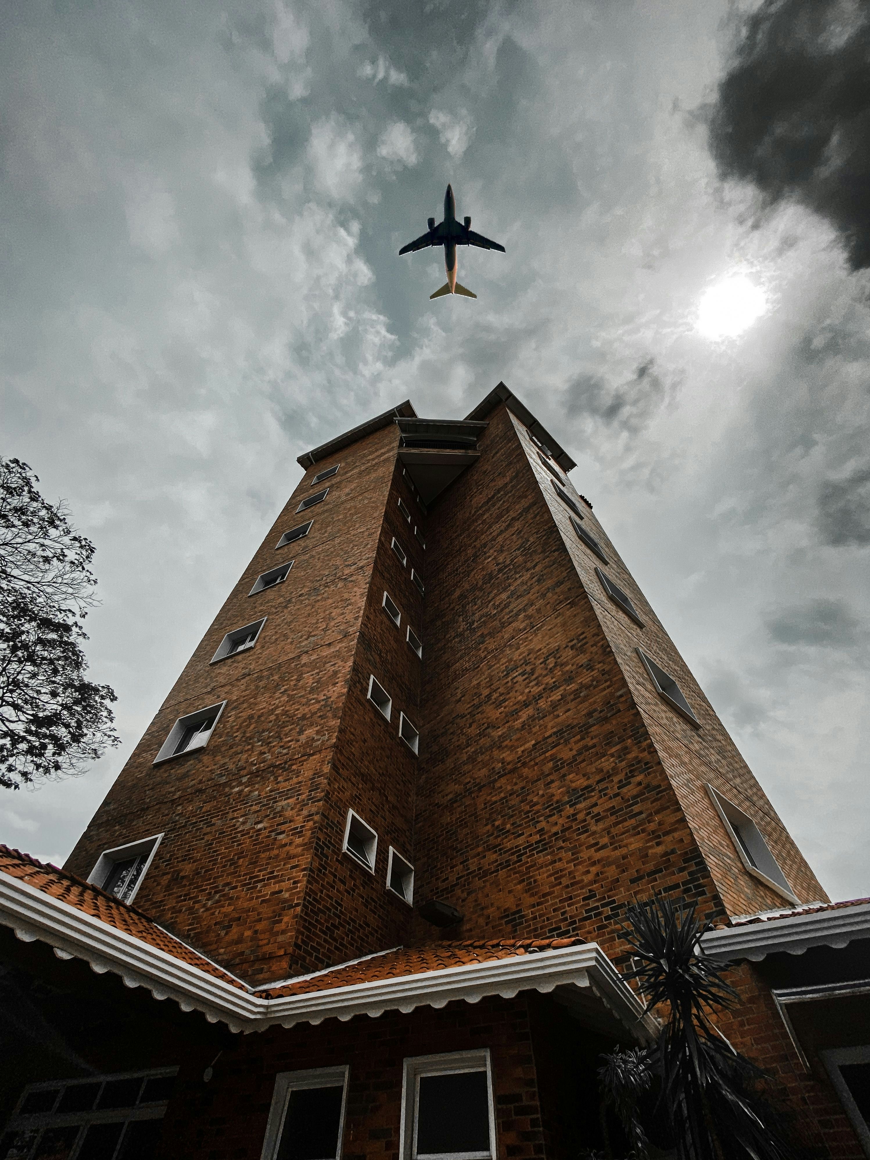 edificio in mattoni marroni sotto il cielo nuvoloso durante il giorno