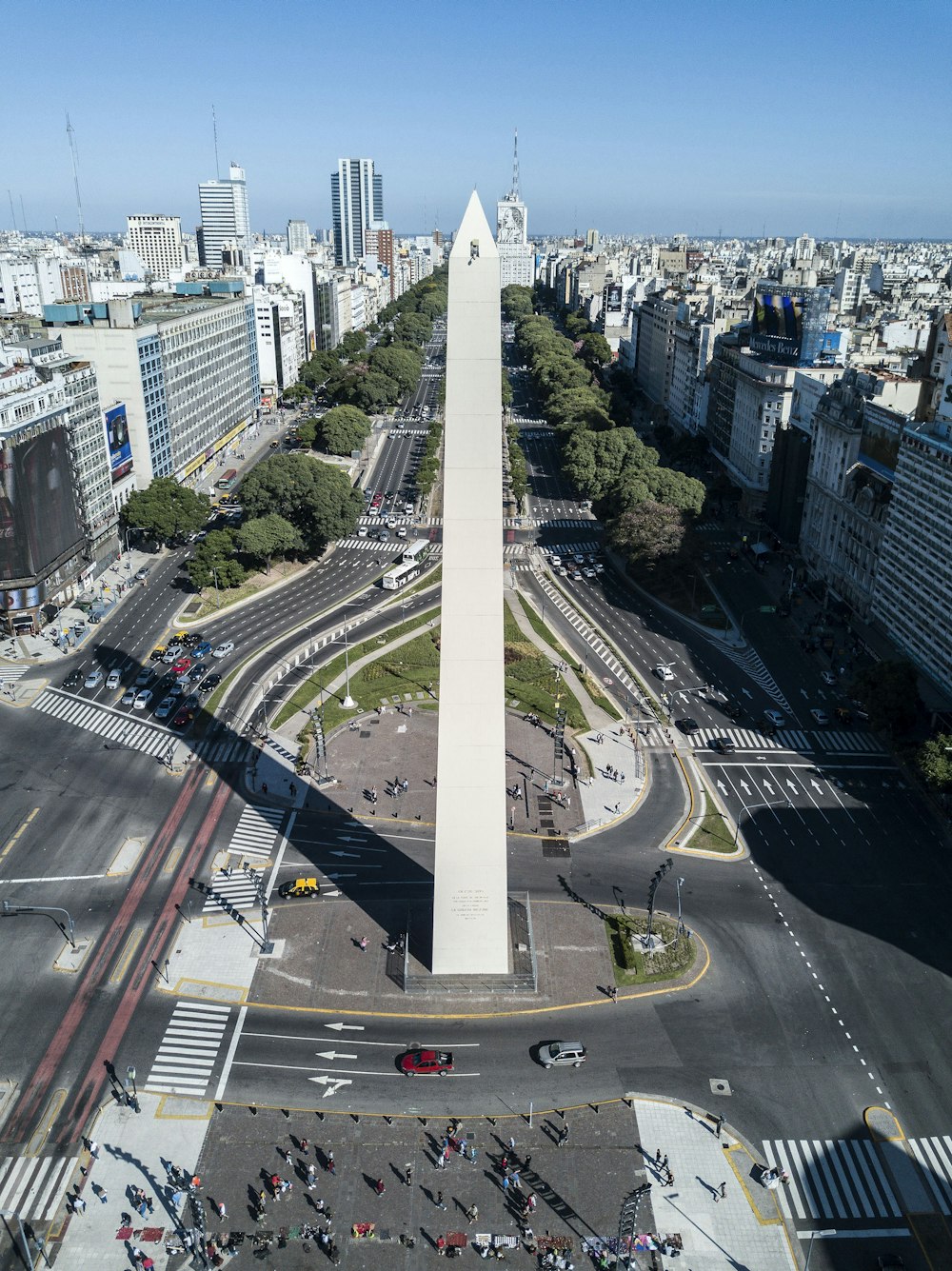 Auto su strada vicino agli edifici della città durante il giorno