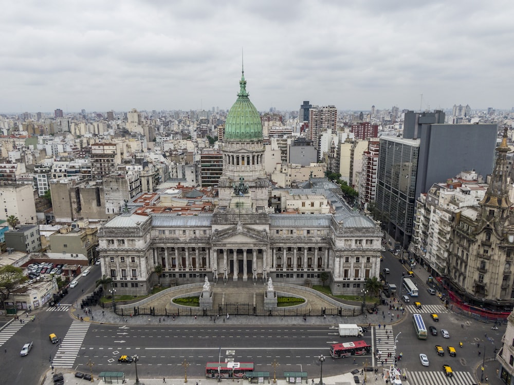 Auto su strada vicino agli edifici della città durante il giorno