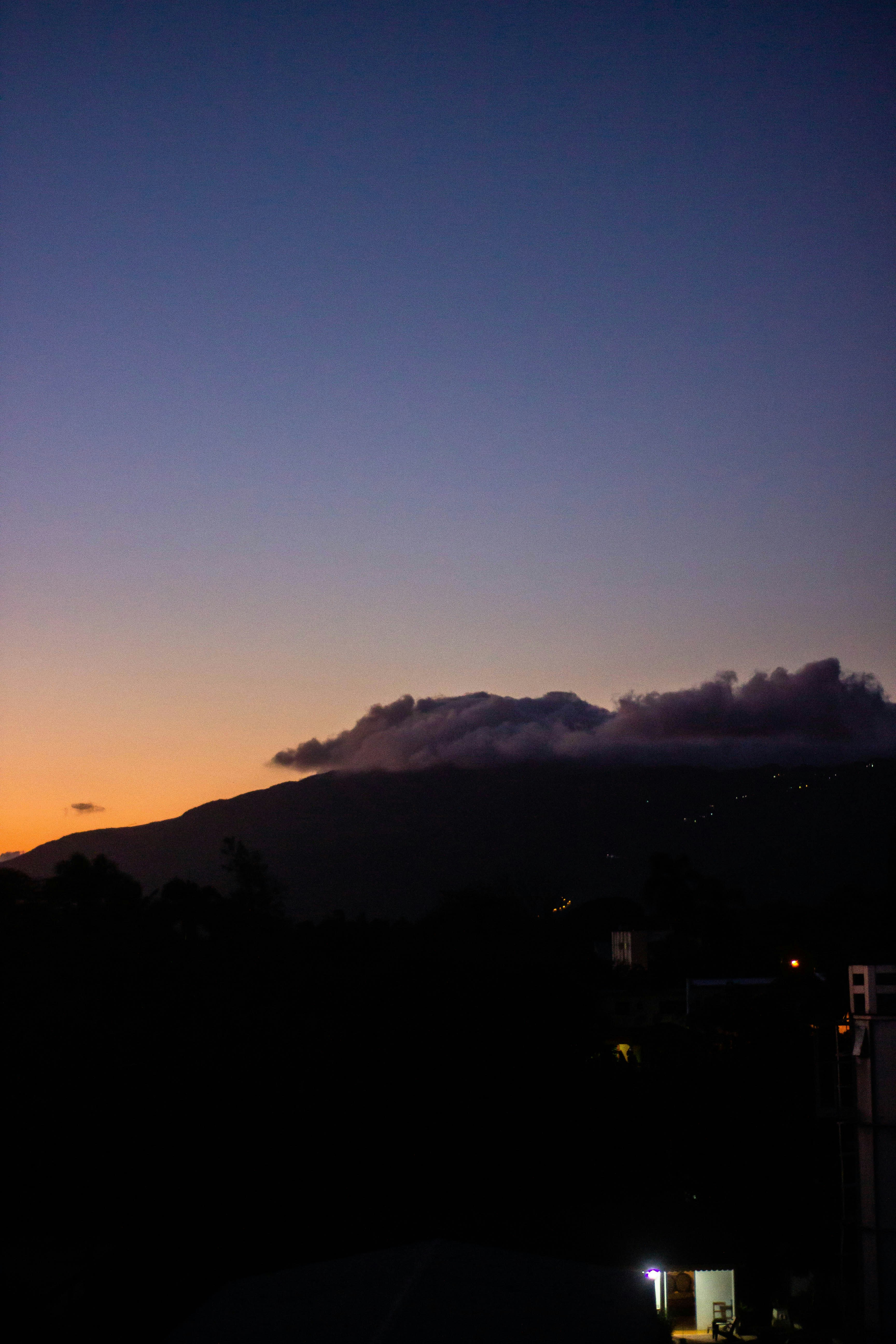 silhouette di montagna durante il tramonto
