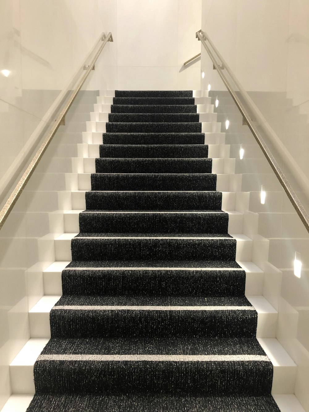 schwarz-weiße Treppe mit weißen Geländern
